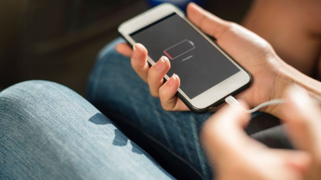 كيفية العثور على التطبيقات وإيقافها من استنزاف بطارية هاتف Android الخاصة بك