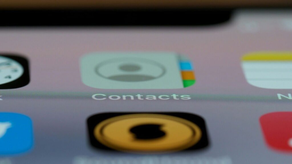 كيفية إصلاح أسماء الاتصال لا تظهر ، تظهر كأرقام في iOS